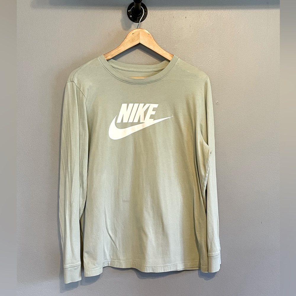 Women’s NIKE XL long sleeve tshirt, like new, no damage/stains, sea foam color